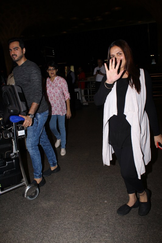 Actress Esha Deol spotted at Airport in Mumbai, on 14th June 2017. Esha Deol at airport,Esha Deol,actress Esha Deol,Esha Deol latest pics,Esha Deol latest images