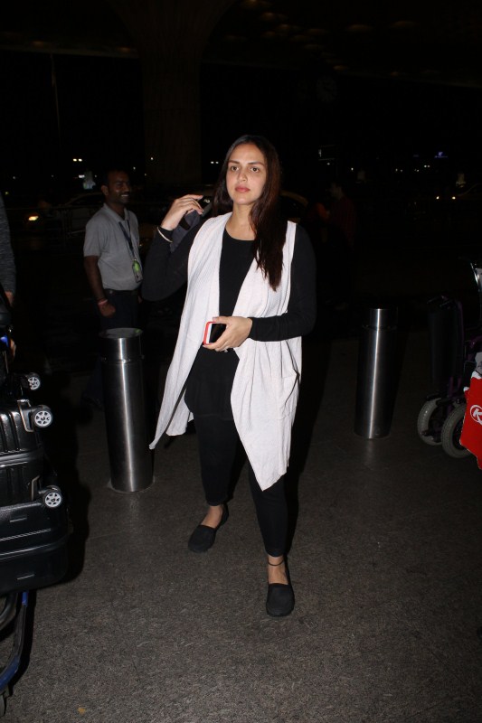 Bollywood Actress Esha Deol spotted at Airport in Mumbai, on 14th June 2017. Esha Deol at airport,Esha Deol,actress Esha Deol,Esha Deol latest pics,Esha Deol latest images