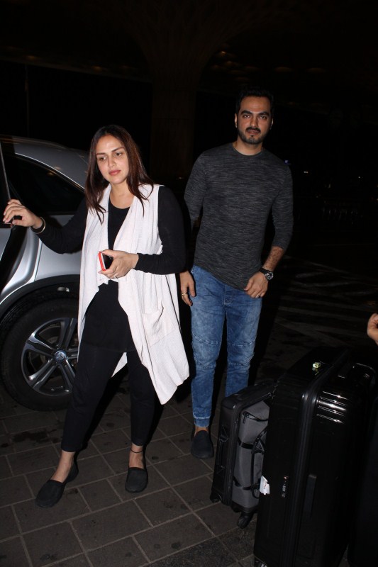 Bollywood film actress Esha Deol spotted at Airport on 14th June 2017 in Mumbai, . Esha Deol at airport,Esha Deol,actress Esha Deol,Esha Deol latest pics,Esha Deol latest images