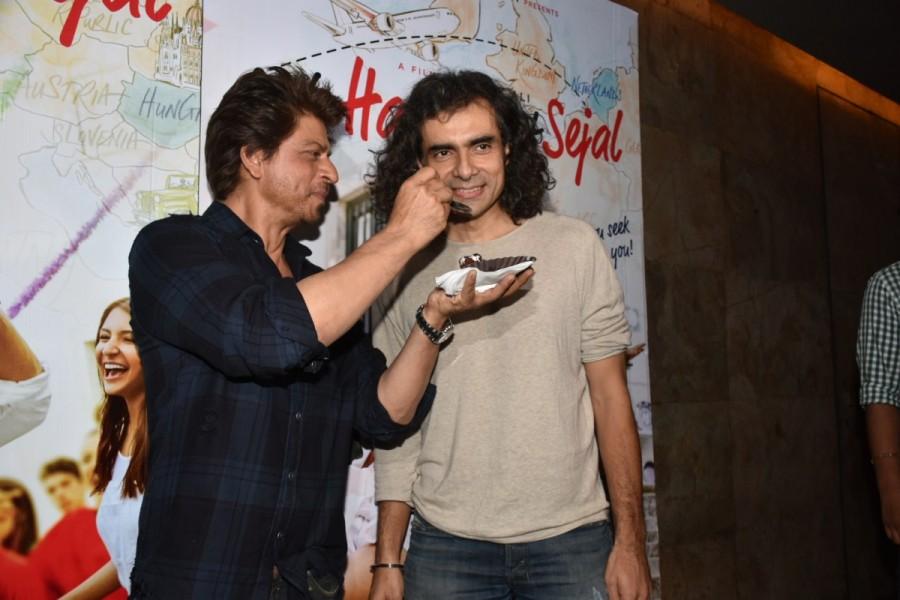The director of the upcoming flick Jab Harry met Sejal was accompanied by his daughter Ida Ali and king Khan and few close friends. Shahrukh Khan greeted Imtiaz Ali with warm birthday hug and both of them were seen treating each other with birthday cake. Shah Rukh Khan,Imtiaz Ali,Imtiaz Ali birthday,SRK,Shah Rukh Khan and Imtiaz Ali,Jab Harry met Sejal