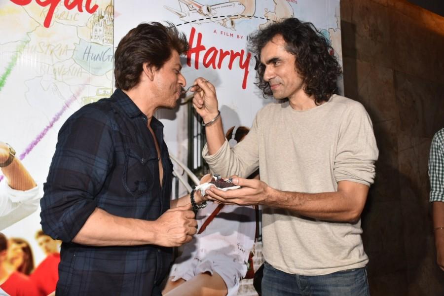 Anushka Sharma who is the leading lady of the film took to Twitter saying, Happy happy to Imtiaz sir ji !! Thank you for making Anushka meet Sejal. The actress posted a picture with Imtiaz and Shah Rukh, questioned SRK asking, Plzzzzz explain to the world why you and I are posing with this particular expression along with the birthday boy @iamsrk Shah Rukh Khan,Imtiaz Ali,Imtiaz Ali birthday,SRK,Shah Rukh Khan and Imtiaz Ali,Jab Harry met Sejal