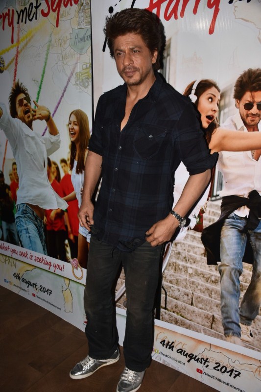 'Mini trails' are a series of 30 second clips from the film which will be released first as an introduction to what 'Jab Harry met Sejal' team has in store to offer. The first look of the film has generated immense buzz amongst the audineces and people just cant wait to witness more of it. Shah Rukh Khan,Imtiaz Ali,Imtiaz Ali birthday,SRK,Shah Rukh Khan and Imtiaz Ali,Jab Harry met Sejal