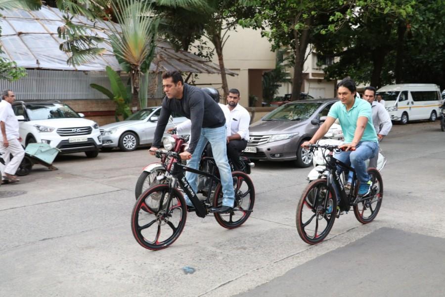Bollywood superstar Salman Khan took his Being Human e-cycle out for a spin on the streets of Bandra in Mumbai. Salman Khan,actor Salman Khan,Salman Khan rides cycle,Salman Khan rides cycle on Bandra streets,Salman Khan cycle ride,Salman Khan cycle ride pics,Salman Khan cycle ride images,Salman Khan cycle ride stills,Salman Khan cycle ride pictures