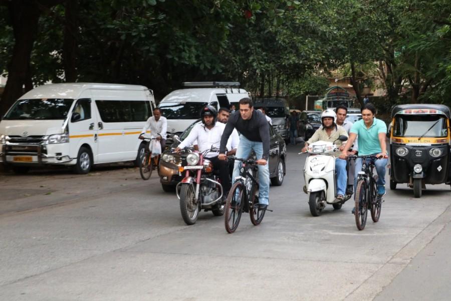 Bollywood actor Salman Khan took his Being Human e-cycle out for a spin on the streets of Bandra in Mumbai. Salman Khan,actor Salman Khan,Salman Khan rides cycle,Salman Khan rides cycle on Bandra streets,Salman Khan cycle ride,Salman Khan cycle ride pics,Salman Khan cycle ride images,Salman Khan cycle ride stills,Salman Khan cycle ride pictures