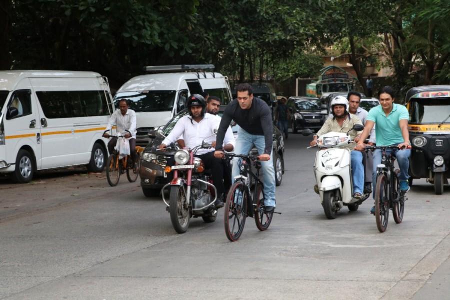 Salman Khan tested his Being Human e-cycles on the roads of Mumbai. Salman Khan,actor Salman Khan,Salman Khan rides cycle,Salman Khan rides cycle on Bandra streets,Salman Khan cycle ride,Salman Khan cycle ride pics,Salman Khan cycle ride images,Salman Khan cycle ride stills,Salman Khan cycle ride pictures