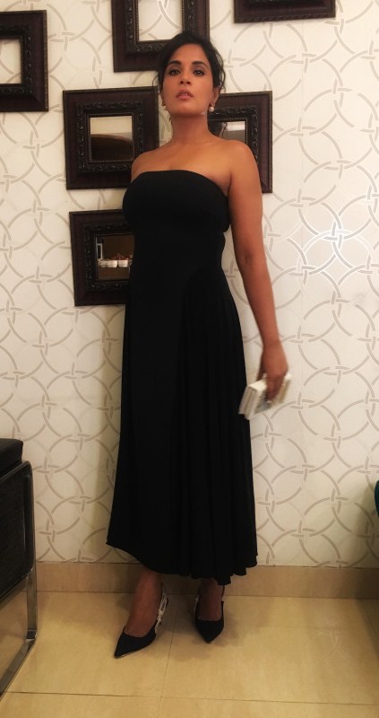 She was seen in an all black avatar dolled with the perfect accessories. Richa Chadha,actress Richa Chadha,Richa Chadha at Amazon Prime's Inside Edge,Amazon Prime's Inside Edge,Richa Chadha in black dress