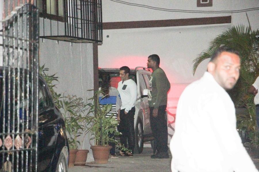 Tubelight star Salman Khan with family at sister Alvira Agnihotri's House. Tubelight,Salman Khan,Salman Khan with Family,Alvira Agnihotri,Alvira Agnihotri house,Salman Khan at Alvira Agnihotri house