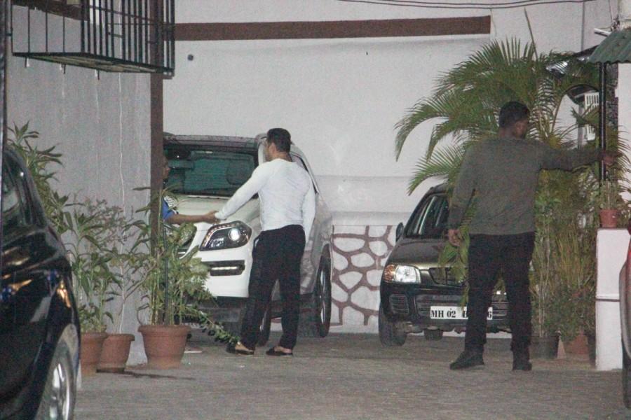 Tubelight star Salman Khan with family at sister Alvira Agnihotri's House on June 18, 2017 in Mumbai. Tubelight,Salman Khan,Salman Khan with Family,Alvira Agnihotri,Alvira Agnihotri house,Salman Khan at Alvira Agnihotri house