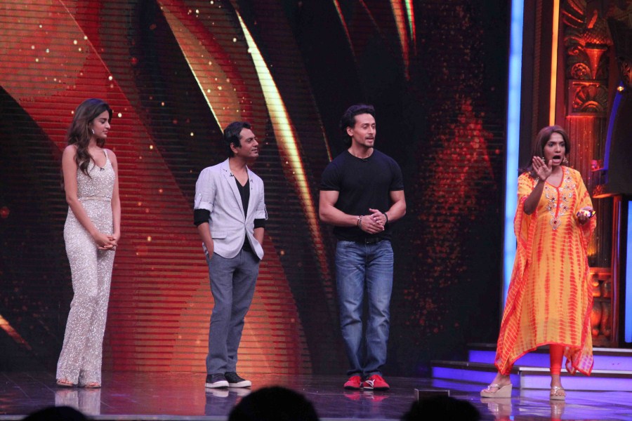 Bollywood actor Niddhi Agerwal and Tiger Shroff promote Munna Michael on the sets of Sabse Bada Kalakar in Mumbai, on June 19, 2017. Tiger Shroff and Niddhi Agerwal,Tiger Shroff,Niddhi Agerwal,Arshad Warsi,Munna Michael,Munna Michael promotion,Munna Michael movie promotion,reality show Sabse Bada Kalakar