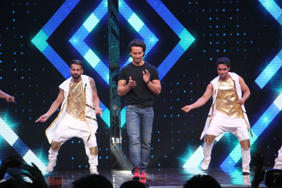 Bollywood actor Tiger Shroff promotes Munna Michael on the sets of Sabse Bada Kalakar on June 19, 2017 in Mumbai. Tiger Shroff and Niddhi Agerwal,Tiger Shroff,Niddhi Agerwal,Arshad Warsi,Munna Michael,Munna Michael promotion,Munna Michael movie promotion,reality show Sabse Bada Kalakar