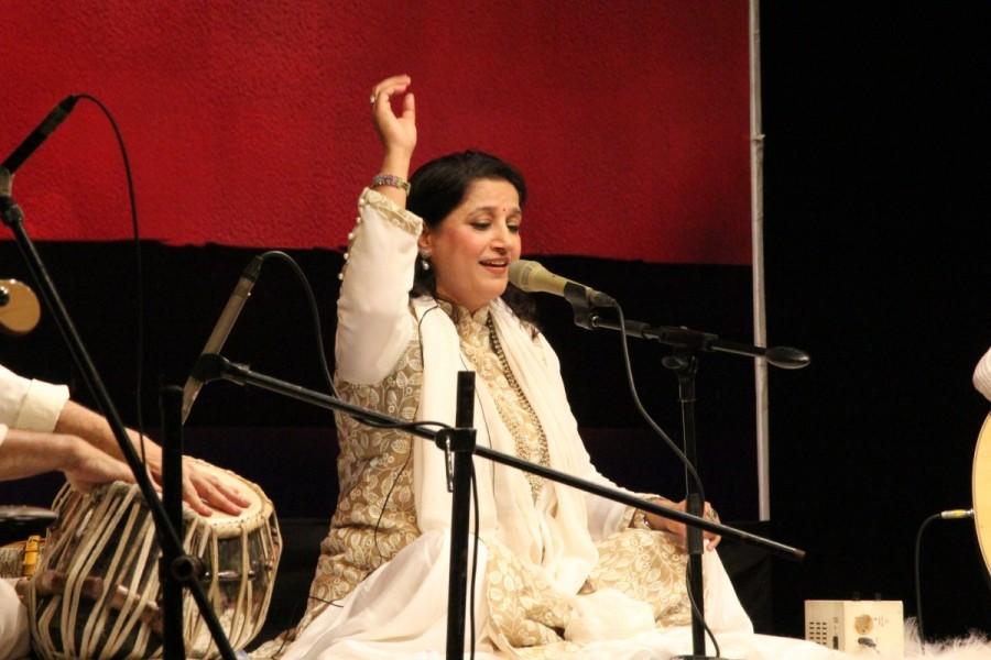 The singer performed her renditions of poetry by divine mystics Meera and Sant Kabir. This year the artist joins hands with Dharma Bharati Mission in aid of a Hunger Free India. Anandotsav celebration,Kavita Seth,K.K. Seth,Anandotsav,Singer Kavita Seth