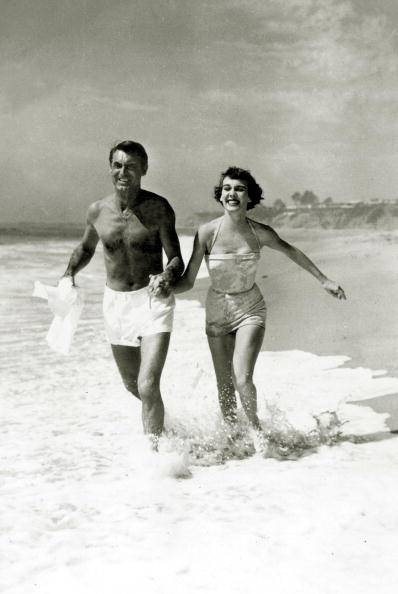 Stage and Screen, Personalities, pic: circa 1949, Actor Cary Grant pictured at the beach with his wife Betsy, British born, American actor Cary Grant, portrait (1904-1986) described as the 'epitome of the elegant leading man' ,usually playing the sophisticated ,elegant part Beach Babes,Beach Babes pics,Beach Babes images,Beach Babes stills,Beach Babes pictures,Beach Babes photos,Beach Babes hot pics,Beach Babes hot images,Beach Babes hot stills,Beach Babes hot pictures