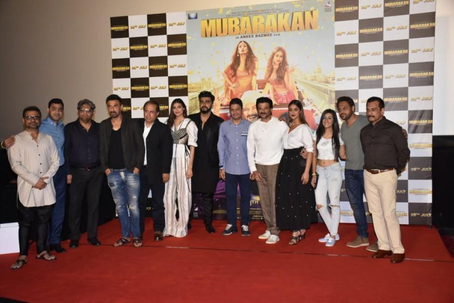 The much-awaited trailer of Anees Bazmee's directorial 'Mubarakan'' has been released and promises entertainment at it's best. The team of Mubarakan, Anees Bazmee, Anil Kapoor, Anil Kapoor, Ileana D'cruz and Athiya Shetty, were welcomed by pomp and pride through an unconventional entry with 'Band Baaja' as they danced their way into the launch showing some bhangra moves. Anil Kapoor,Arjun Kapoor,Ileana D'cruz,Athiya Shetty,Mubarakan,Mubarakan trailer,Mubarakan trailer launch,Mubarakan trailer launch pics,Mubarakan trailer launch images,Mubarakan trailer launch stills,Mubarakan trailer launch pictures