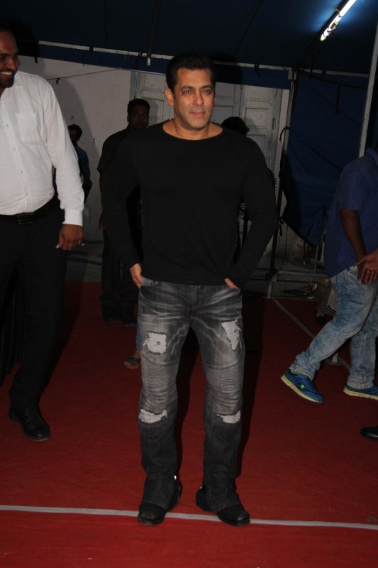 Tubelight actor Salman Khan spotted at Mehboob Studio in Mumbai. Tubelight,Salman Khan,Salman Khan at Mehboob Studio,Mehboob Studio,Salman Khan new pics,Salman Khan new images,Salman Khan new stills,Salman Khan new pictures,Salman Khan new photos