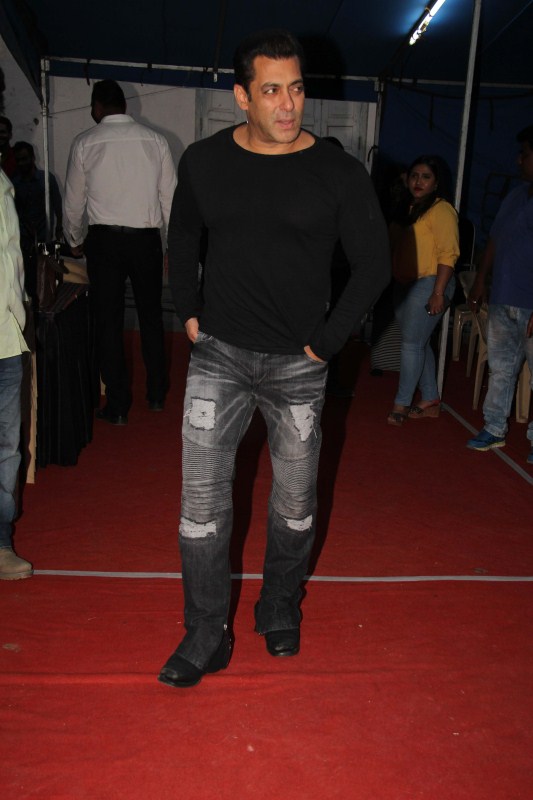 Tubelight actor Salman Khan spotted at Mehboob Studio in Mumbai on 20th June 2017. Tubelight,Salman Khan,Salman Khan at Mehboob Studio,Mehboob Studio,Salman Khan new pics,Salman Khan new images,Salman Khan new stills,Salman Khan new pictures,Salman Khan new photos