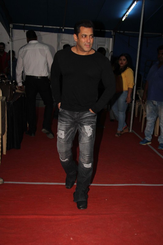 Tubelight actor Salman Khan spotted at Mehboob Studio on 20th June 2017 in Mumbai. Tubelight,Salman Khan,Salman Khan at Mehboob Studio,Mehboob Studio,Salman Khan new pics,Salman Khan new images,Salman Khan new stills,Salman Khan new pictures,Salman Khan new photos