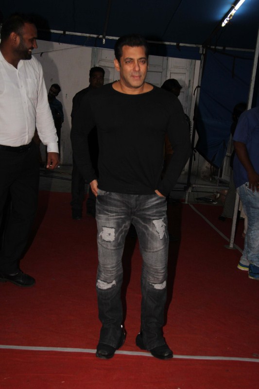 Bollywood actor Salman Khan spotted at Mehboob Studio. Tubelight,Salman Khan,Salman Khan at Mehboob Studio,Mehboob Studio,Salman Khan new pics,Salman Khan new images,Salman Khan new stills,Salman Khan new pictures,Salman Khan new photos
