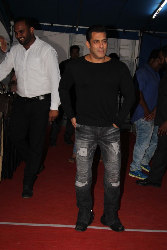 Indian film actor Salman Khan spotted at Mehboob Studio. Tubelight,Salman Khan,Salman Khan at Mehboob Studio,Mehboob Studio,Salman Khan new pics,Salman Khan new images,Salman Khan new stills,Salman Khan new pictures,Salman Khan new photos