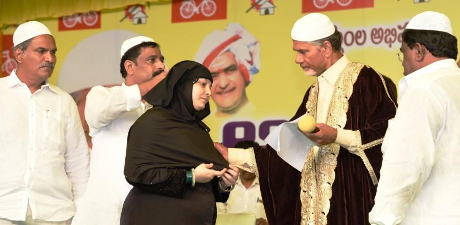 Cm Chandrababu attends Iftar Party in Vijayawada. CM Chandrababu Naidu,Chandrababu Naidu,Iftar party,MLA Zaleel Khan Iftar party,Chandrababu Naidu during an Iftaar party,Chandrababu Naidu at Iftaar party