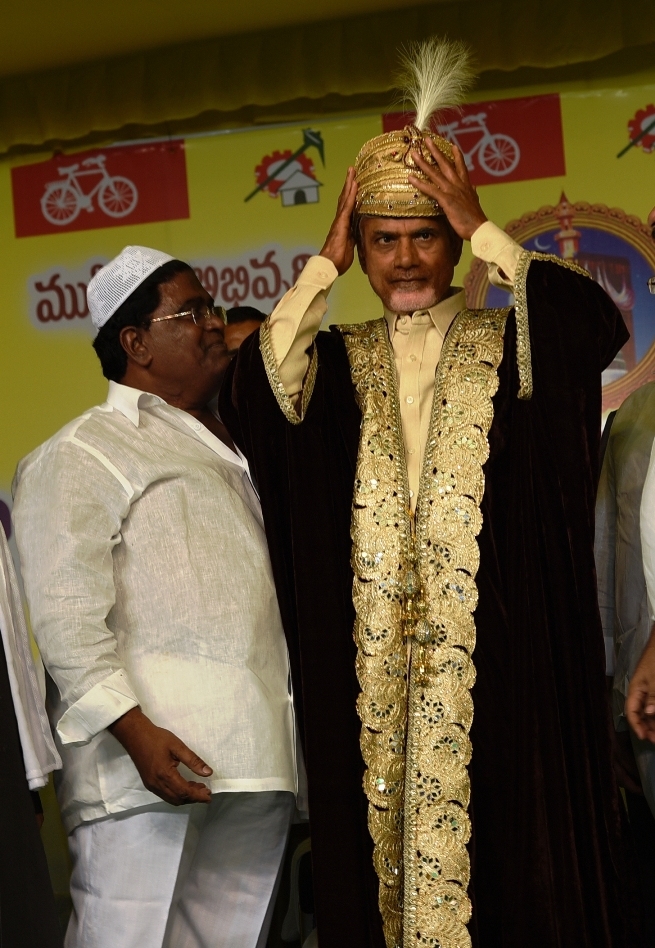 Andhra Pradesh chief minister Chandrababu Naidu has participated in the Iftar party celebration at Vijayawada. CM Chandrababu Naidu,Chandrababu Naidu,Iftar party,MLA Zaleel Khan Iftar party,Chandrababu Naidu during an Iftaar party,Chandrababu Naidu at Iftaar party