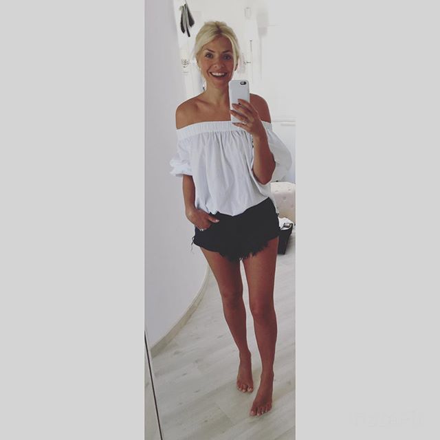 Holly Willoughby shocks fans as she flaunts her slimline figure. Holly Willoughby,Holly Willoughby figure,Holly Willoughby slim figure,Holly Willoughby bikini pics,Holly Willoughby bikini images,Holly Willoughby bikini stills,Holly Willoughby curves,Holly Willoughby curves pics,Holly Willoughby flaunts curves,Holly Wil
