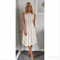 Holly Willoughby,Holly Willoughby figure,Holly Willoughby slim figure,Holly Willoughby bikini pics,Holly Willoughby bikini images,Holly Willoughby bikini stills,Holly Willoughby curves,Holly Willoughby curves pics,Holly Willoughby flaunts curves,Holly Wil