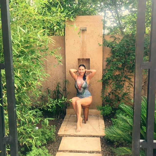 Model Lisa Snowdon shows off her endless legs in sizzling swimsuit. Lisa Snowdon,Lisa Snowdon bikini pics,Lisa Snowdon bikini images,Lisa Snowdon bikini stills,Lisa Snowdon curves,Lisa Snowdon curves pics,Lisa Snowdon flaunts curves,Lisa Snowdon curves pics,Lisa Snowdon curves images,Lisa Snowdon curves stills,Lisa Snowdo