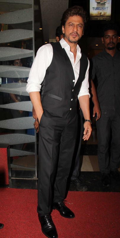 Bollywood actor Shah Rukh Khan at Salman's Tubelight special screening in Mumbai. Shahrukh Khan,Shah Rukh Khan,Shah Rukh Khan and Salman Khan,Salman Khan and Shah Rukh Khan,Shah Rukh Khan at Tubelight special screening,Tubelight special screening,Celebs at Tubelight special screening,Tubelight special screening pics,Tubelight special s