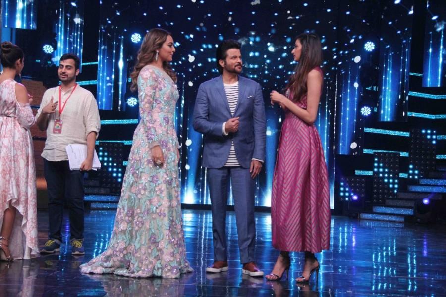 Sonakshi Sinha, Anil Kapoor and Athiya Shetty during the promotion of film Mubarakan on the sets of Star Plus TV show Nach Baliye Season 8 in Mumbai. Ileana D'Cruz,Sonakshi Sinha,Arjun Kapoor,Anil Kapoor,Nach Baliye season 8,Mubarakan,Mubarakan promotion,Mubarakan movie promotion,Mubarakan on the sets Nach Baliye Season 8