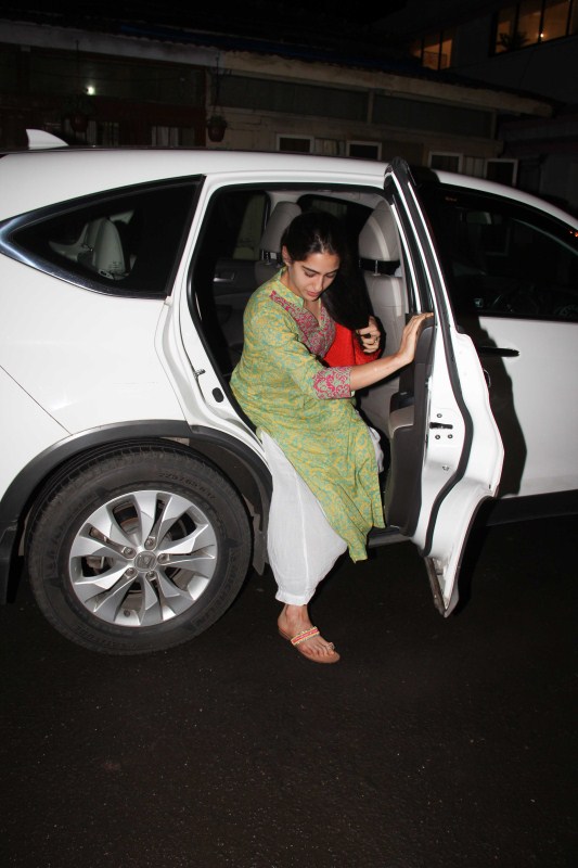 Saif Ali Khan's daughter Sara Ali Khan was photographed in Bandra. Sara Ali Khan,Sara Ali Khan at Bandra,Sara Ali Khan spotted at Bandra,Sara Ali Khan snapped at Bandra,Saif Ali Khan's daughter Sara