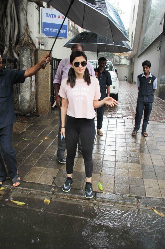 Bollywood actress Alia Bhatt spotted at Vishesh Films in Khar. Alia Bhatt,actress Alia Bhatt,bollywood actress Alia Bhatt,Alia Bhatt spotted at Vishesh Films,Vishesh Films