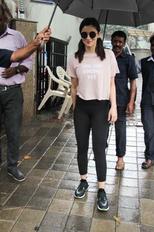 Bollywood actress Alia Bhatt snapped at Vishesh Films in Khar. Alia Bhatt,actress Alia Bhatt,bollywood actress Alia Bhatt,Alia Bhatt spotted at Vishesh Films,Vishesh Films