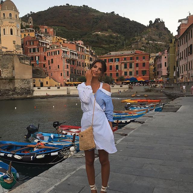 American model Emily Ratajkowski strips off and shows her curves in thong bikini. Emily Ratajkowski,Emily Ratajkowski bikini pics,Emily Ratajkowski bikini images,Emily Ratajkowski bikini stills,Emily Ratajkowski curves,Emily Ratajkowski curves pics,Emily Ratajkowski flaunts curves,Emily Ratajkowski curves pics,Emily Ratajkowski curves