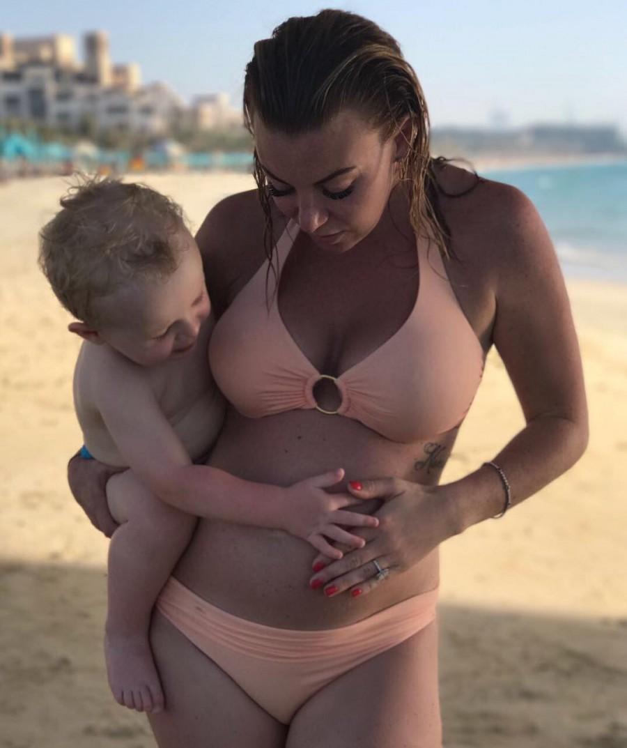 Billi Mucklow continues to flaunt her baby bump. Billi Mucklow,Pregnant Billi Mucklow,Billi Mucklow baby bump,Billi Mucklow baby bump pics,Billi Mucklow baby bump images,Billi Mucklow baby bump stills,Billi Mucklow baby bump pictures,Billi Mucklow baby bump photos