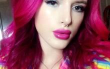 Bella Thorne flaunts her pink neon hair.