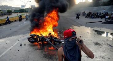Venezuela airbase,Venezuela,Deadly protest at Venezuela
