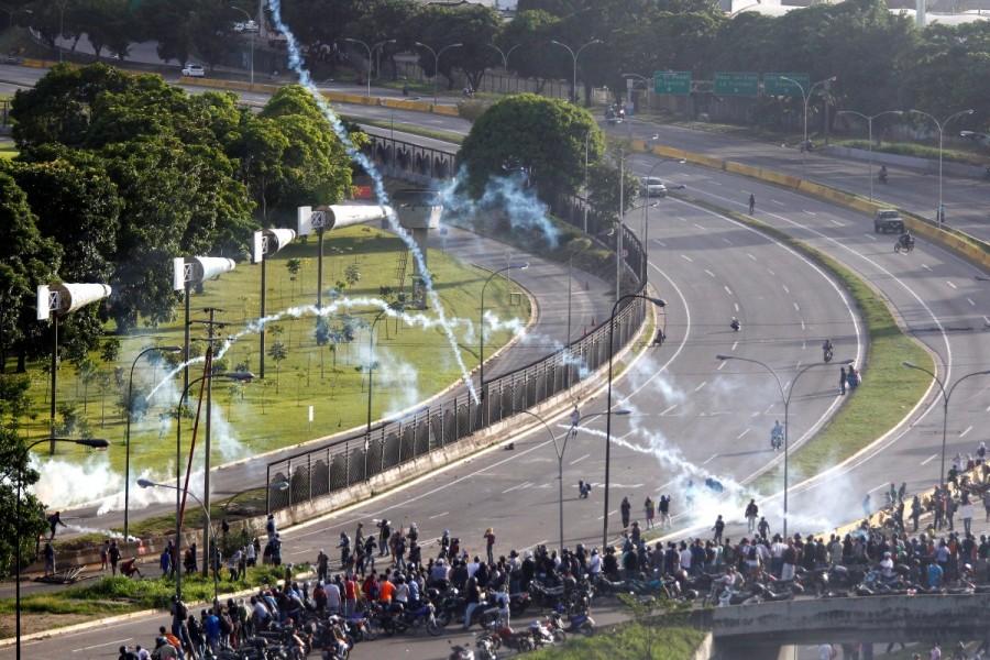 Opposition supporters clash with riot security forces at a rally against Venezuelan President Nicolas Maduro's government in Caracas, Venezuela June 22, 2017. Venezuela airbase,Venezuela,Deadly protest at Venezuela