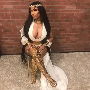 Nicki Minaj shows her curves to look like a Greek Goddess.