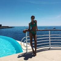Emily Ratajkowski,Emily Ratajkowski bikini pics,Emily Ratajkowski bikini images,Emily Ratajkowski bikini stills,Emily Ratajkowski curves,Emily Ratajkowski curves pics,Emily Ratajkowski flaunts curves,Emily Ratajkowski curves pics,Emily Ratajkowski curves