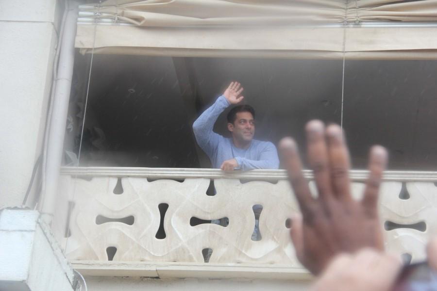 Salman Khan greets his fans outside Galaxy Apartments on the occasion of Eid. Salman Khan,actor Salman Khan,Salman Khan greets fans outside,Eid Mubarak,Salman Khan wishes Eid Mubarak,salman khan at his residence