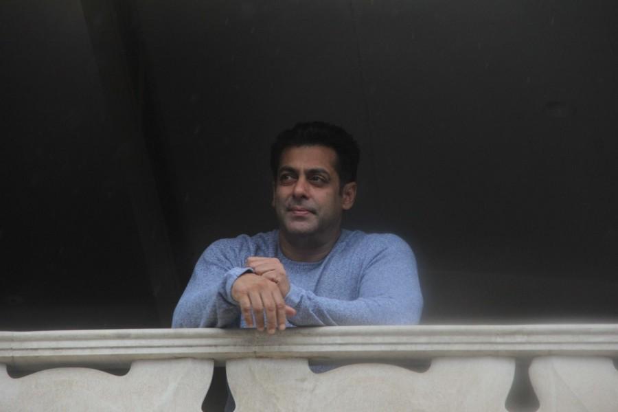 Tubelight Star Salman Khan wishes to all his fans standing outside Galaxy Apartment. Salman Khan,actor Salman Khan,Salman Khan greets fans outside,Eid Mubarak,Salman Khan wishes Eid Mubarak,salman khan at his residence