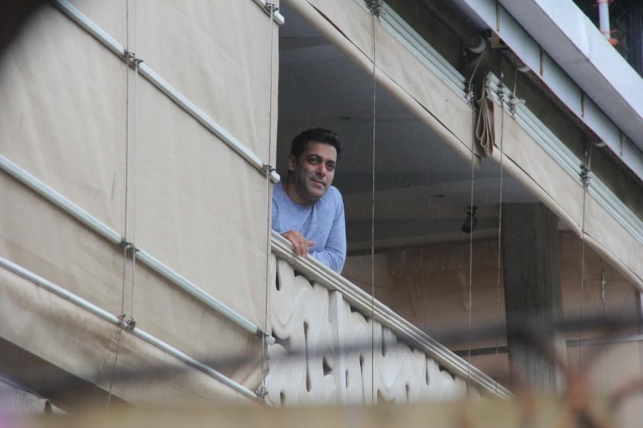 Salman Khan wishes Eid mubarak to his fans gathered outside his Apartment. Salman Khan,actor Salman Khan,Salman Khan greets fans outside,Eid Mubarak,Salman Khan wishes Eid Mubarak,salman khan at his residence