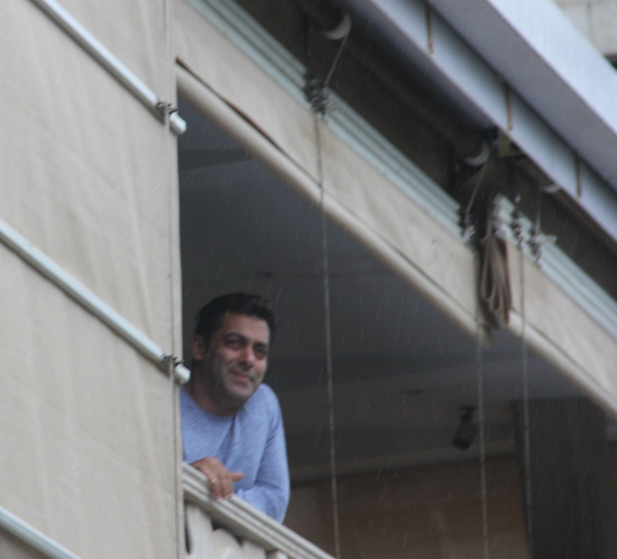 Salman Khan comes out in his balcony to greet his fans on Eid. Salman Khan,actor Salman Khan,Salman Khan greets fans outside,Eid Mubarak,Salman Khan wishes Eid Mubarak,salman khan at his residence