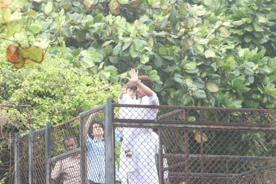 Shah Rukh Khan greet his fans on the occasion of Eid al-Fitr, in Mumbai Shah Rukh Khan,Shah Rukh Khan with AbRam,AbRam,Shah Rukh Khan greet his fans,Eid al-Fitr