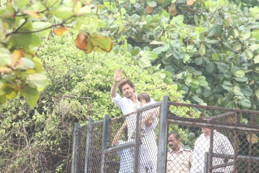 Shah Rukh Khan greet his fans on the occasion of Eid al-Fitr, in Mumbai on June 26, 2017. Shah Rukh Khan,Shah Rukh Khan with AbRam,AbRam,Shah Rukh Khan greet his fans,Eid al-Fitr