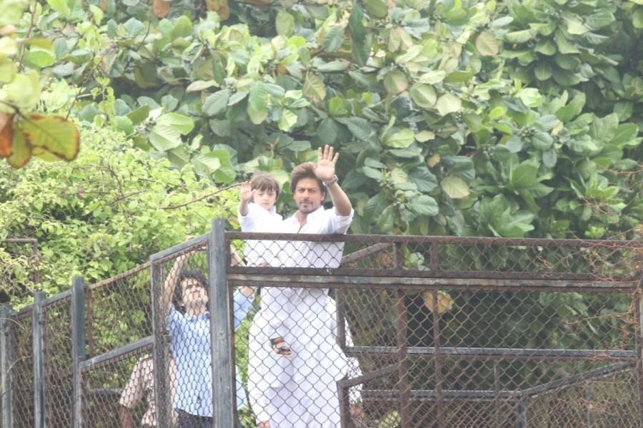 Bollywood actor Shah Rukh Khan wishes Eid Mubarak to his fans gathered outside his Apartment. Shah Rukh Khan,Shah Rukh Khan with AbRam,AbRam,Shah Rukh Khan greet his fans,Eid al-Fitr