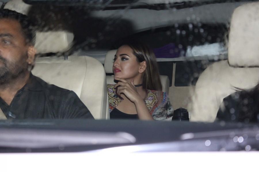 Sonakshi Sinha spotted at Salman Khan's Ramdan 2017 Party. Salman Khan's Ramdan 2017 Party,Ramdan party,Jacqueline Fernandez,Arbazz Khan,Sonakshi Sinha,Riteish Deshmukh,Manish Paul,Amrita Arora,Ayan Karthik,Mini Mathur,Vaun Dhawan,Dia Mirza,Aayush Sharma,Malaika Arora