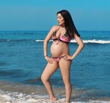 Indian actress Celina Jaitley flaunts her baby bump in hot bikini.