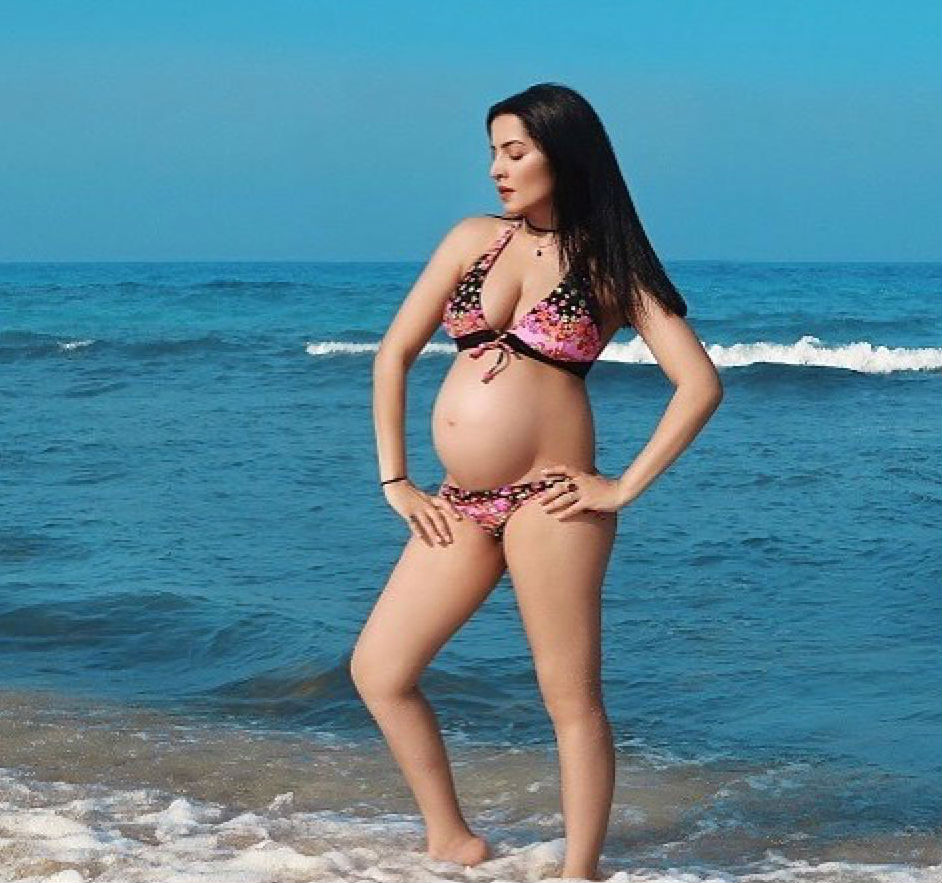 Indian actress Celina Jaitley flaunts her baby bump in hot bikini. Celina Jaitley,actress Celina Jaitley,Celina Jaitley baby bump,Celina Jaitley baby bump pics,Celina Jaitley baby bump images,Celina Jaitley baby bump stills,Celina Jaitley baby bump pictures,Celina Jaitley baby bump phoots