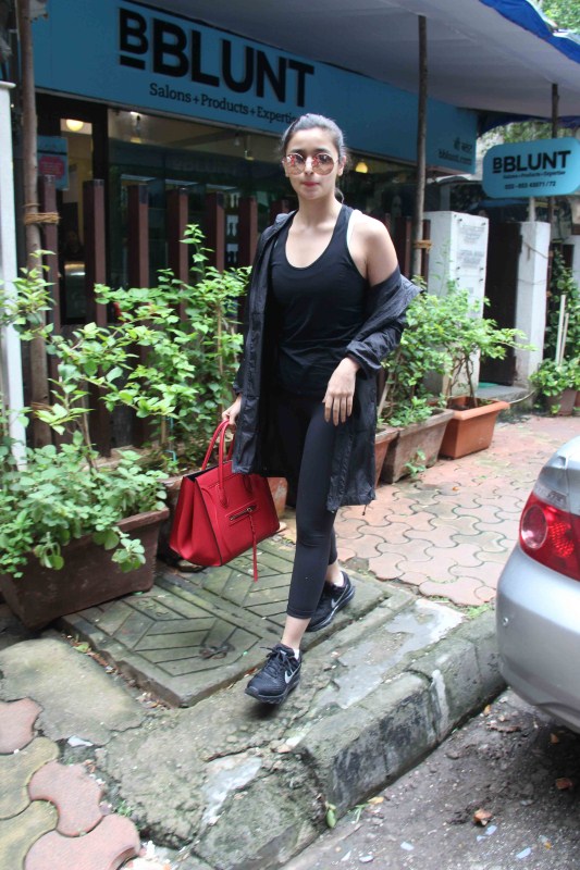 Bollywood film actress Alia Bhatt spotted at Bblunt Salon Khar in Mumbai on 27th June 2017. Alia Bhatt,actress Alia Bhatt,Alia Bhatt Spotted At Bblunt Salo,Bblunt Salon Khar,Alia Bhatt new pics,Alia Bhatt new images,Alia Bhatt new stills,Alia Bhatt new pictures,Alia Bhatt new photos